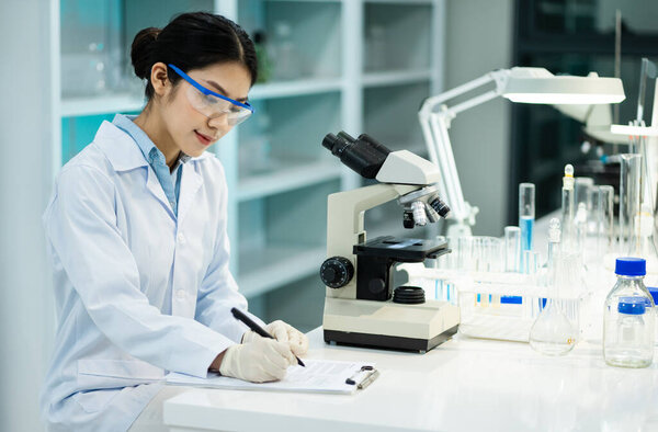 women working in the laboratory
