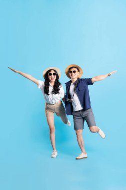 Asyalı çift mavi arka planda izole edilmiş seyahat görüntüsü