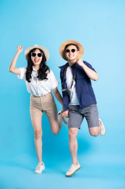 Asyalı çift mavi arka planda izole edilmiş seyahat görüntüsü