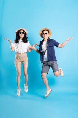 Asyalı çift mavi arka planda izole edilmiş seyahat görüntüsü