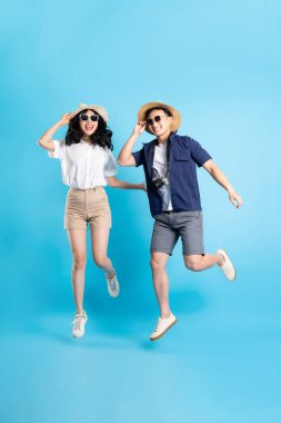 Asyalı çift mavi arka planda izole edilmiş seyahat görüntüsü