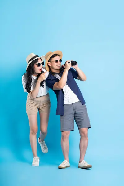Asian Couple Traveling Image Isolated Blue Background — Stock Photo, Image