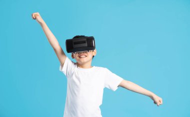 Mavi arka planda Asyalı çocuk portresi