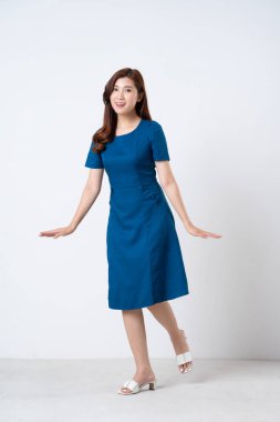 Beyaz arka planda mavi elbiseli Asyalı kız portresi