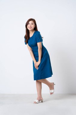 Beyaz arka planda mavi elbiseli Asyalı kız portresi