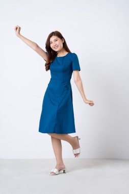 Beyaz arka planda mavi elbiseli Asyalı kız portresi