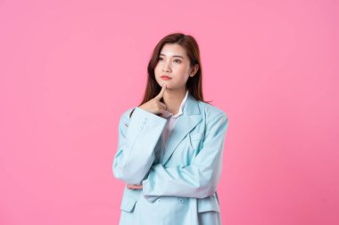 Pembe arka planda Asyalı iş kadını portresi