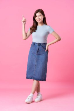 Pembe arka planda poz veren Asyalı kız görüntüsü