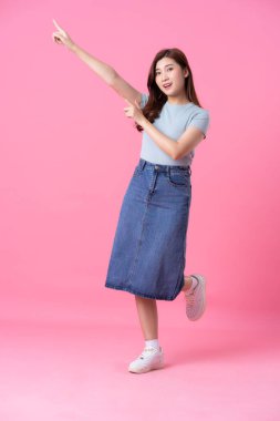 Pembe arka planda poz veren Asyalı kız görüntüsü