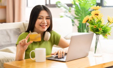 Mutlu Asyalı bir kadının portresi evde dinleniyor.