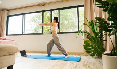 Evde egzersiz yapan Asyalı kız.