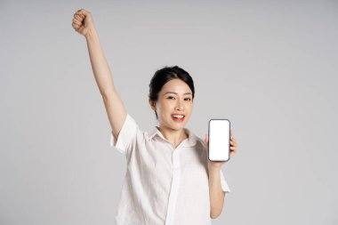 Beyaz arka planda poz veren güzel Asyalı kadın portresi