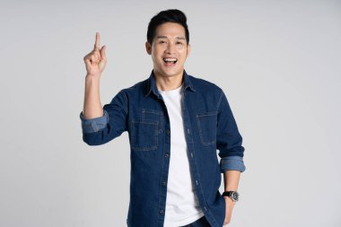 Beyaz arka planda poz veren Asyalı bir adamın portresi