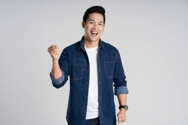 Beyaz arka planda poz veren Asyalı bir adamın portresi