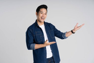 Beyaz arka planda poz veren Asyalı bir adamın portresi