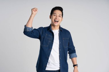 Beyaz arka planda poz veren Asyalı bir adamın portresi