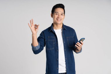 Beyaz arka planda poz veren Asyalı bir adamın portresi