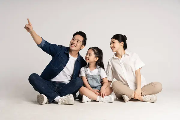 Beyaz arkaplanda Asya aile fotoğrafı