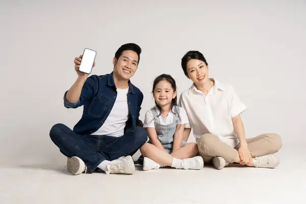 白い背景にポーズするアジアの家族の肖像画 — ストック写真