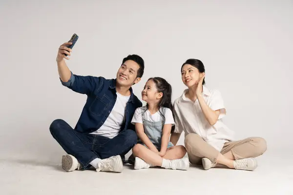 白い背景にポーズするアジアの家族の肖像画 — ストック写真