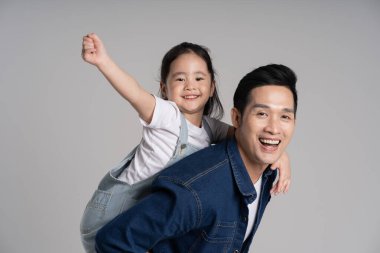 Beyaz arka planda poz veren baba ve kızın portresi