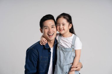 Beyaz arka planda poz veren baba ve kızın portresi