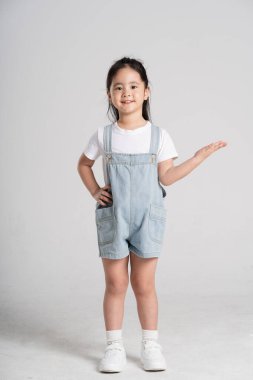 Beyaz arka planda poz veren Asyalı güzel bir kızın portresi.