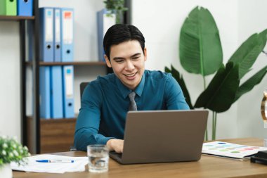 Ofiste çalışan Asyalı erkek işadamının resmi