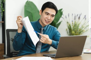 Ofiste çalışan Asyalı erkek işadamının resmi