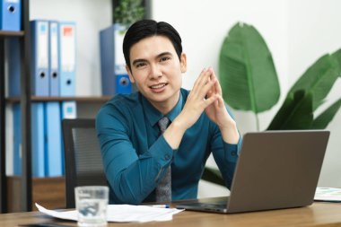 Ofiste çalışan Asyalı erkek işadamının resmi