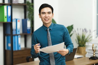 Ofiste çalışan Asyalı erkek işadamının resmi