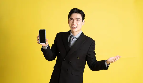 アジアの男性ビジネスマンの肖像画 スーツを着て黄色の背景にポーズをかける — ストック写真
