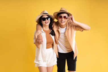 Sarı arka planda poz veren çift portresi, yaz, seyahat