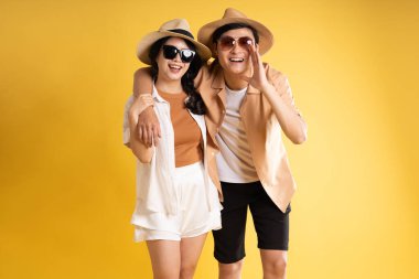 Sarı arka planda poz veren çift portresi, yaz, seyahat
