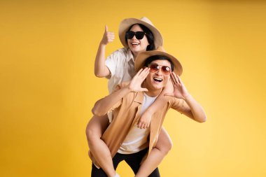 Sarı arka planda poz veren çift portresi, yaz, seyahat
