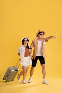 Sarı arka planda poz veren çift portresi, yaz, seyahat