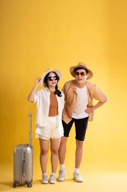 Sarı arka planda poz veren çift portresi, yaz, seyahat