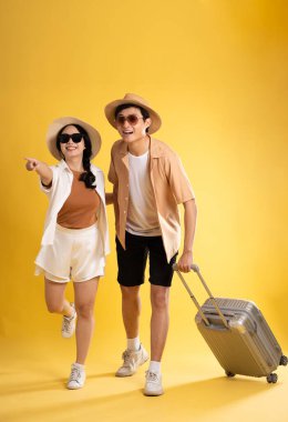 Sarı arka planda poz veren çift portresi, yaz, seyahat