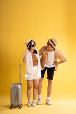 Sarı arka planda poz veren çift portresi, yaz, seyahat