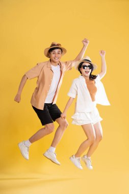 Sarı arka planda poz veren çift portresi, yaz, seyahat