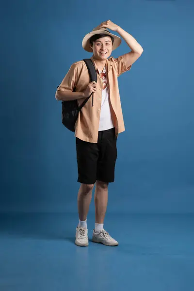 Retrato Del Hombre Asiático Posando Sobre Fondo Azul Viajando Verano Imagen de stock