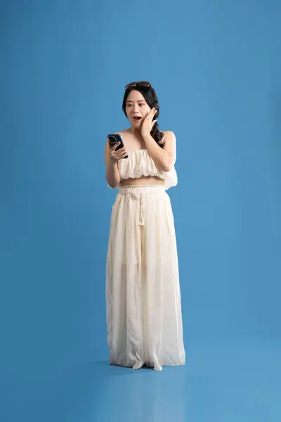 Retrato Chica Asiática Posando Sobre Fondo Azul Viajando Verano Imagen de stock