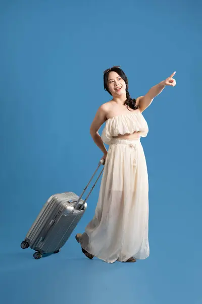 Retrato Chica Asiática Posando Sobre Fondo Azul Viajando Verano Imágenes de stock libres de derechos