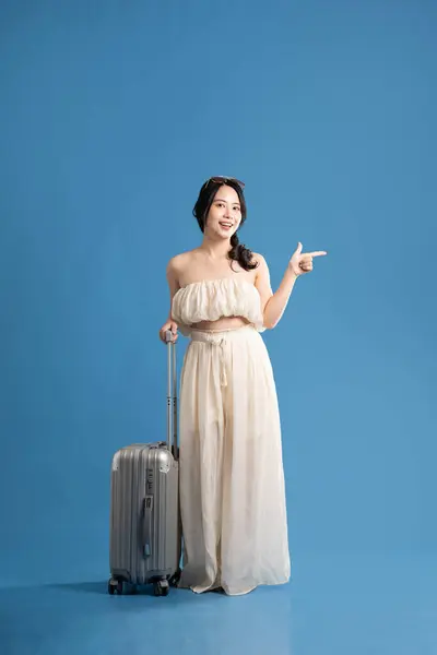 Retrato Chica Asiática Posando Sobre Fondo Azul Viajando Verano Imagen de archivo
