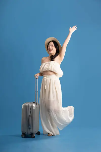 Retrato Chica Asiática Posando Sobre Fondo Azul Viajando Verano Fotos de stock libres de derechos