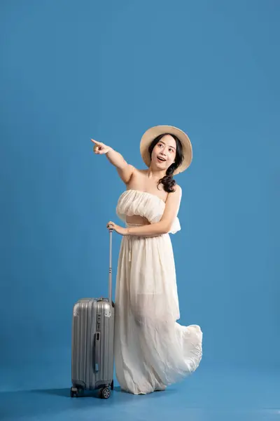 Retrato Chica Asiática Posando Sobre Fondo Azul Viajando Verano Fotos de stock