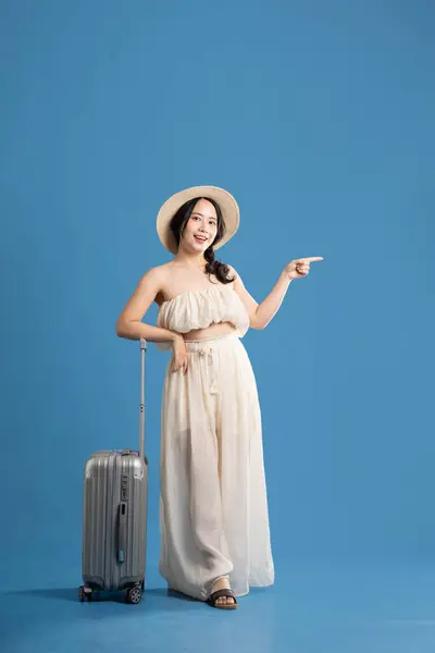 Retrato Chica Asiática Posando Sobre Fondo Azul Viajando Verano Imagen de archivo
