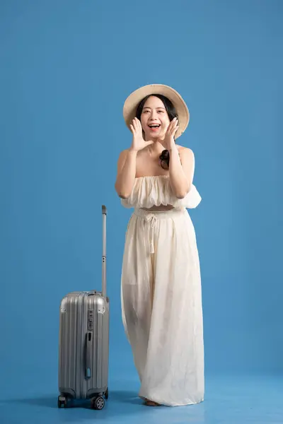 Retrato Chica Asiática Posando Sobre Fondo Azul Viajando Verano Fotos de stock libres de derechos