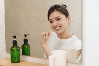 Evdeki güzel kadının portresi.