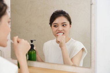 Evdeki güzel kadının portresi.